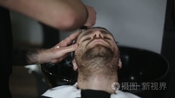 男人理发洗理发店中的男性头发视频