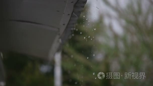 雨水和屋顶的住房视频