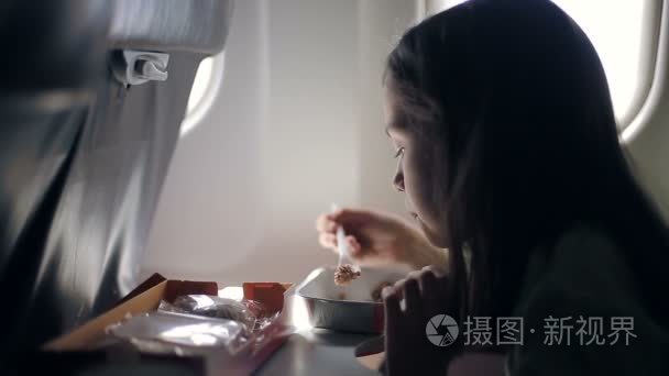 幼儿吃在飞机