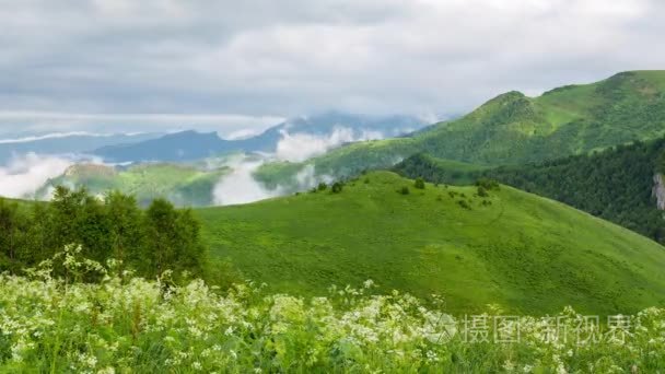 时间流逝。俄罗斯、 高加索山脉形成的高山草甸上空的云