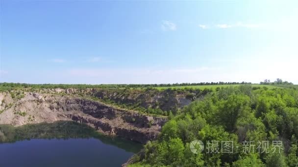 飞行在湖坑中。空中的 50 秒拍摄