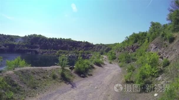 在湖的道路。空中