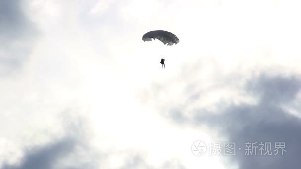 伞兵在空中飞翔视频