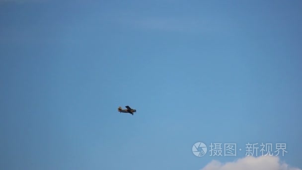 小型客机飞翔在天空视频