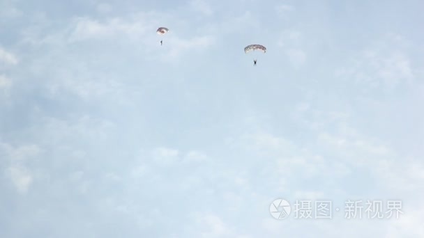 伞兵在空中飞翔视频