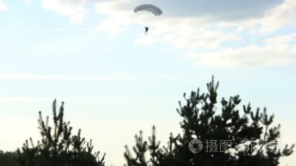 伞兵在空中飞翔视频