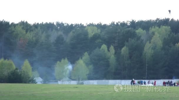 伞兵在空中飞翔视频