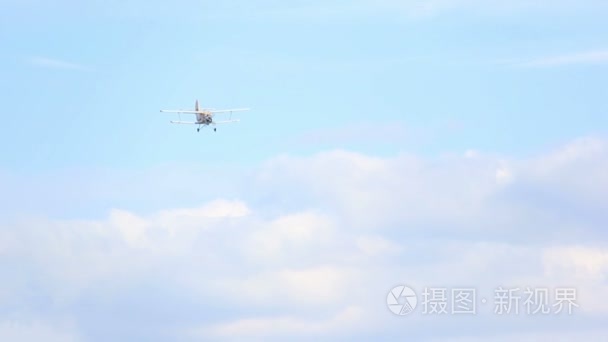 小型客机飞翔在天空视频