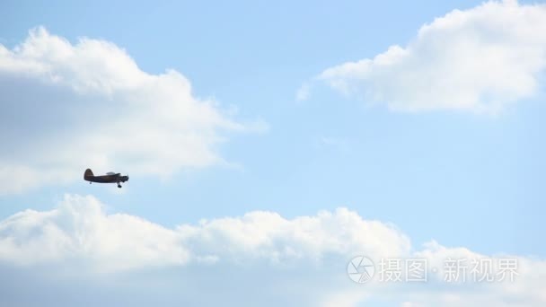 小型客机飞翔在天空视频