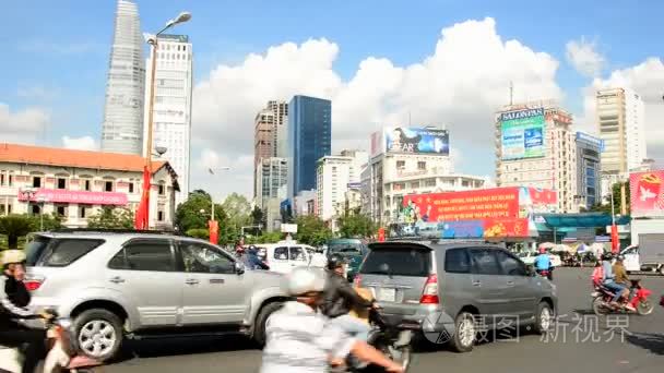 在市中心的繁华街道上的交通视频