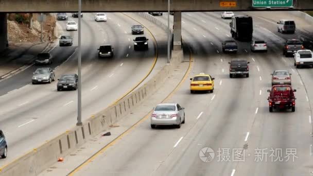 在繁忙的高速公路上的交通视频
