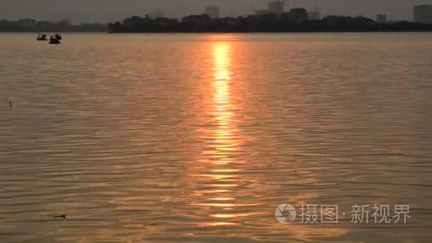 金色夕阳倒影湖视频