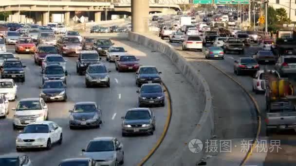 在繁忙的高速公路上的交通观视频