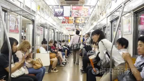 繁忙的地铁乘车的乘客视频