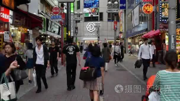 一群鹤鸟在秋天迁徙的玉米地上休息。 阴雨天气视频