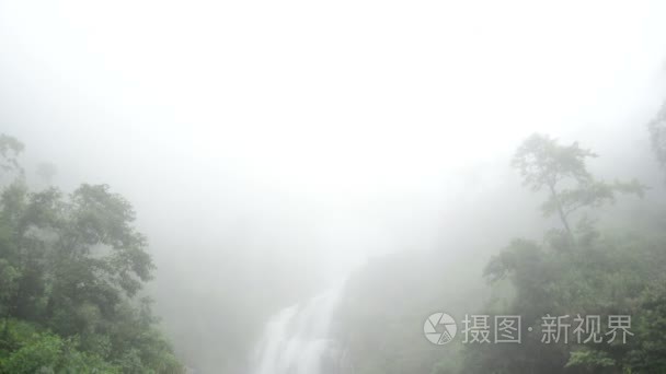 在暴雨肆虐瀑布视频