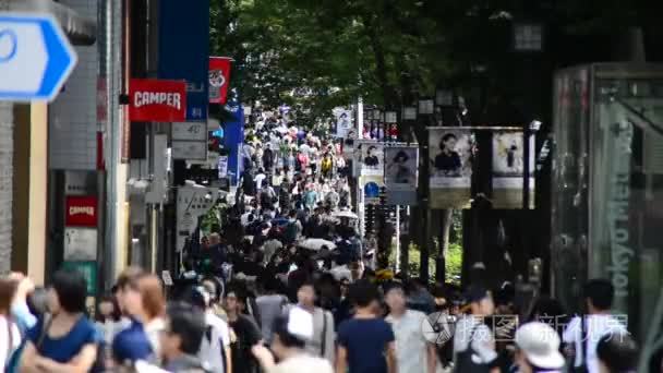 在东京市中心拥挤的人行道