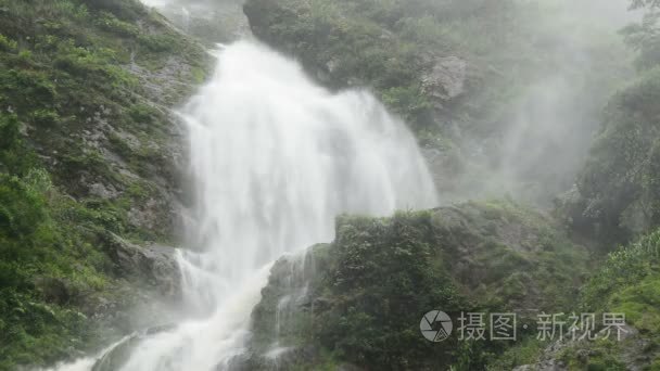 在暴雨肆虐瀑布视频