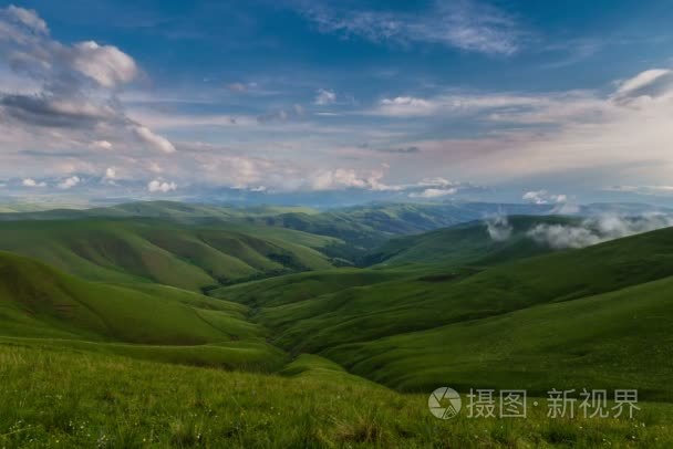 在日落时形成的高山草甸上空的云视频