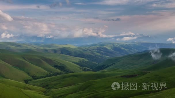 在日落时形成的高山草甸上空的云视频