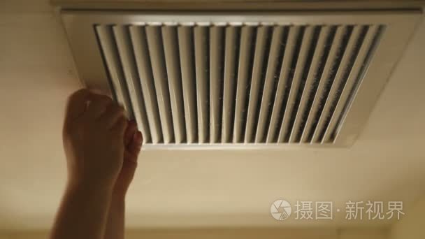 打开空气条件筛选器盖视频