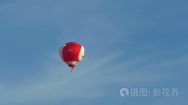 红色白色气球在天空中视频