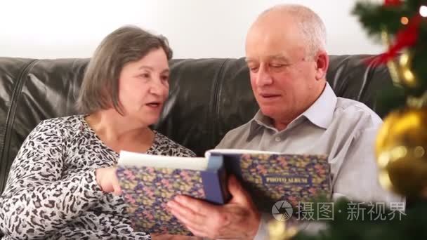 年长的夫妇在圣诞节经历相册视频