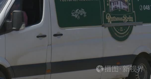 铺上柏油公路，铁路道口，人走的道路、 铁路工人楼，人和车特写