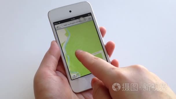 搜索谷歌地图用食指在智能设备上的女人手短视频