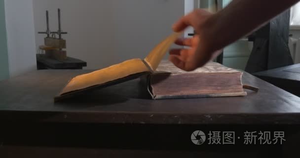 老人打开书特写，视频拍摄的历史书。古代的机器，印刷，KievoPecherska 修道院的工具