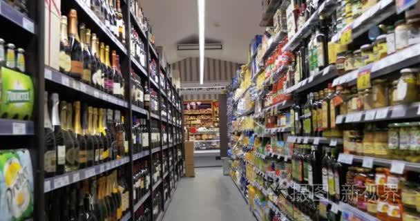在超市的食品和酒类的截面视频