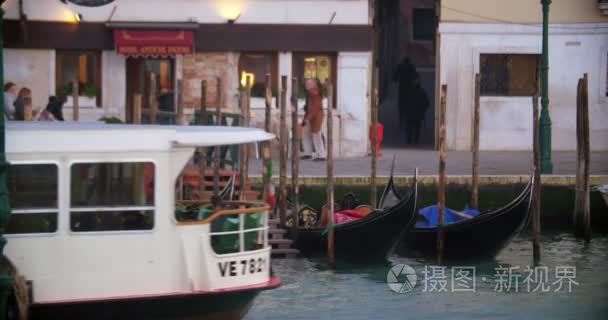 晚上在威尼斯的城市生活视频