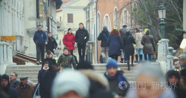 威尼斯街景和在桥上行走的人视频