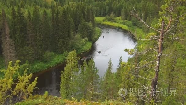 游客漂浮在河上橡皮艇视频