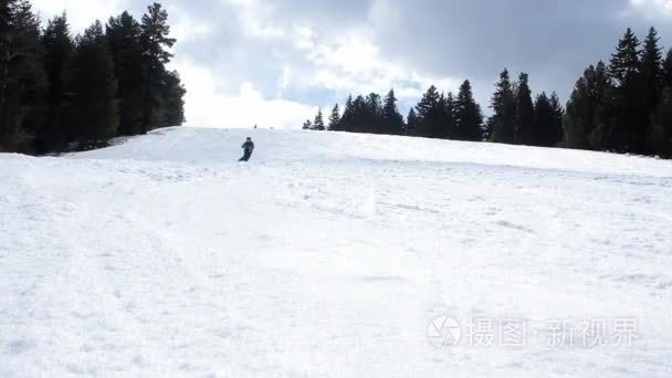 滑雪人体育和娱乐概念视频