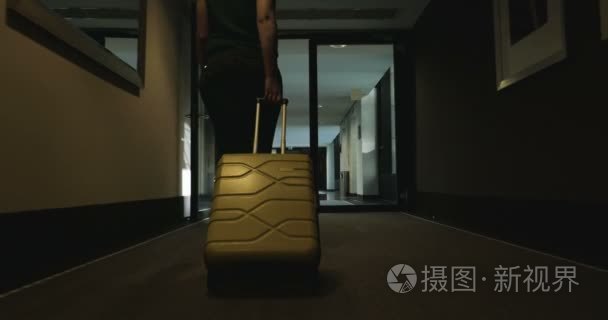 运动员跑步运动员。 男跑运动员在户外慢跑。 体育运动。视频