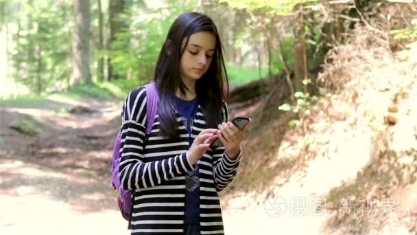 使用智能手机的年轻女孩旅游视频