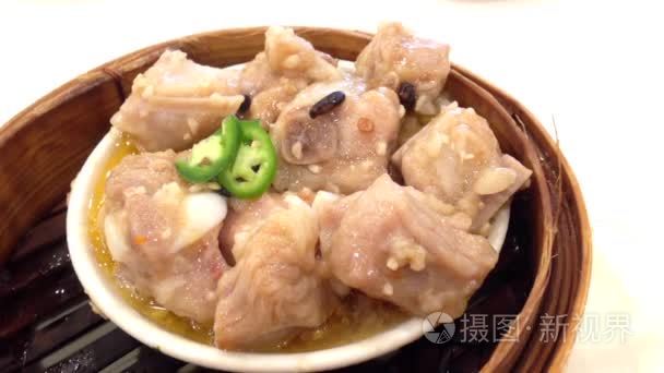 吃中国的食物叫猪肉小吃视频