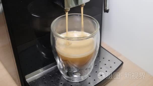 配制与浇筑咖啡在咖啡机视频