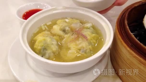 吃中国的食物叫海鲜饺子汤视频