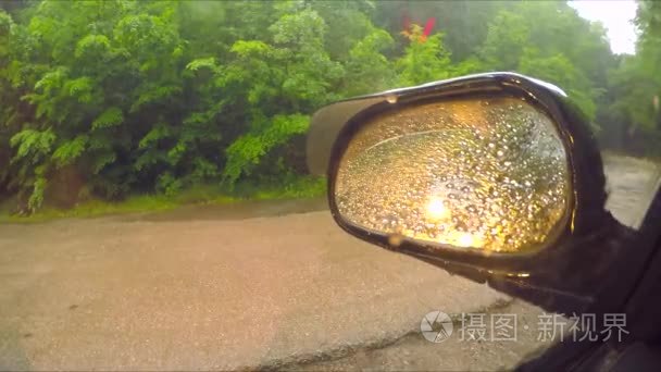 雨点落在汽车侧视镜和车窗上视频