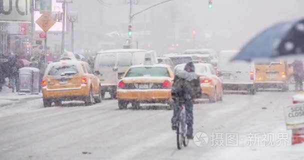 繁忙的交通路口在时报广场视频