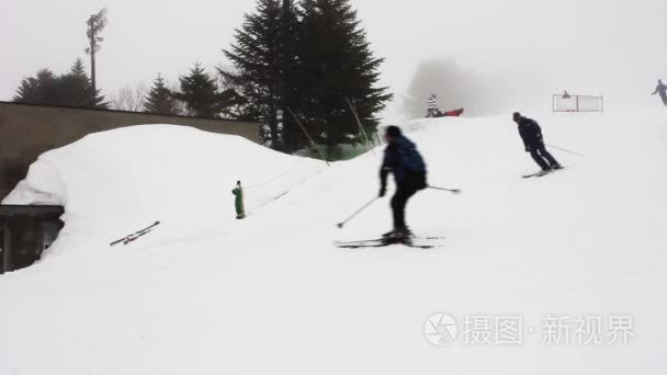 滑雪者滑雪跨框架视频