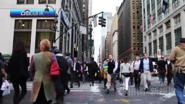 行人穿越人行横道在纽约视频