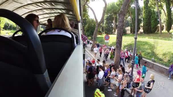 游客乘搭双层巴士视频
