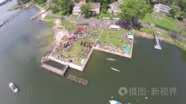 绍斯波特居民聚集在年度的祝福视频