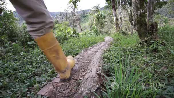 男人橡胶靴子小道低角度去视频