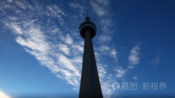 加拿大国家电视塔的轮廓与轻轻乌云密布的天空