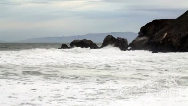 适度广角镜头下的波浪打岬角岩视频