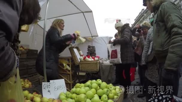 人们为苹果水果市场对供应商的女人付钱